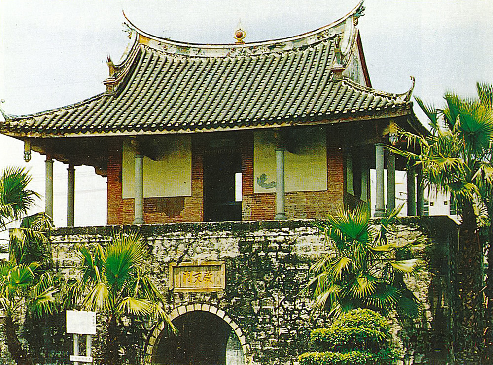一級古蹟左營舊城啟文門。(資料出處／左營區公所出版明信片)