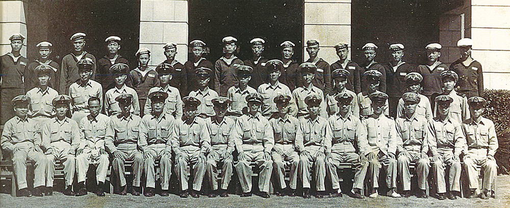 以原高雄警備府大樓為背景的海軍團體照。(照片提供／袁英麟)