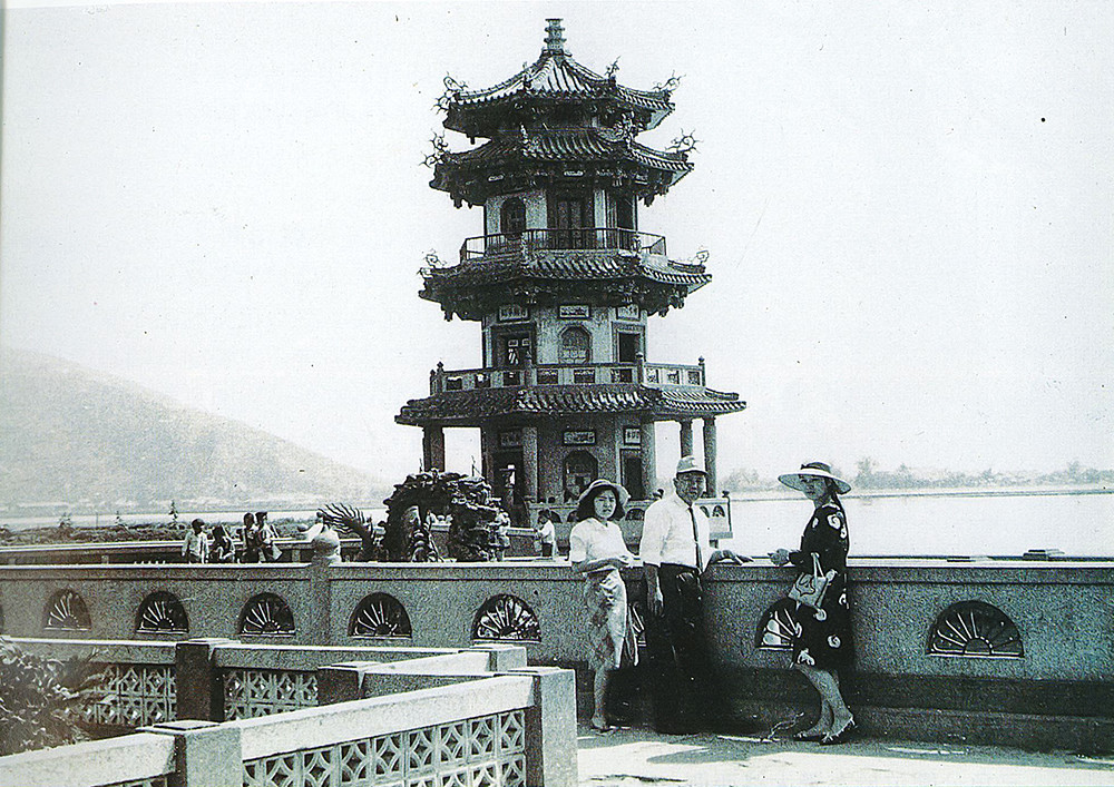 蓮池潭的老照片，通常以半屏山為背景。(照片提供／袁英麟)
