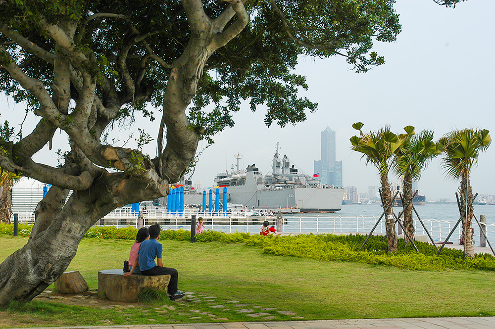 浪漫的海景吸引浪漫情侶駐足。