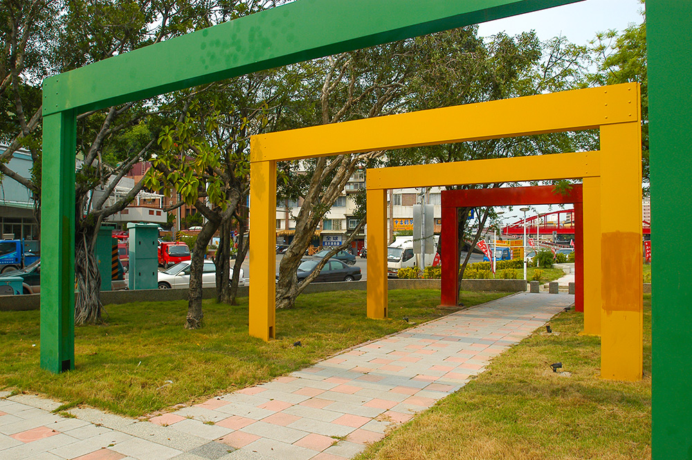 七彩廊道增添公園趣味。