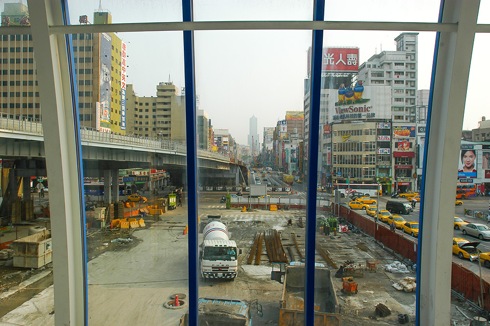 從願景橋內可清楚地觀看火車站的工程。