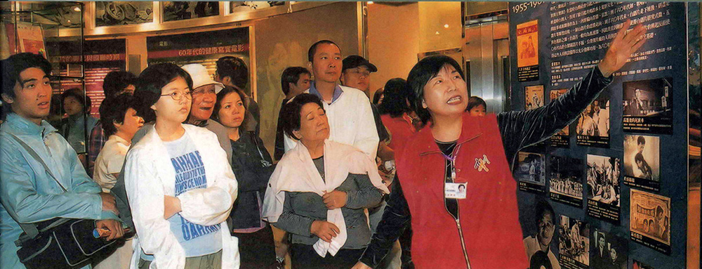 電影圖書館志工為民眾解說館內設施(攝影／鮑忠暉)