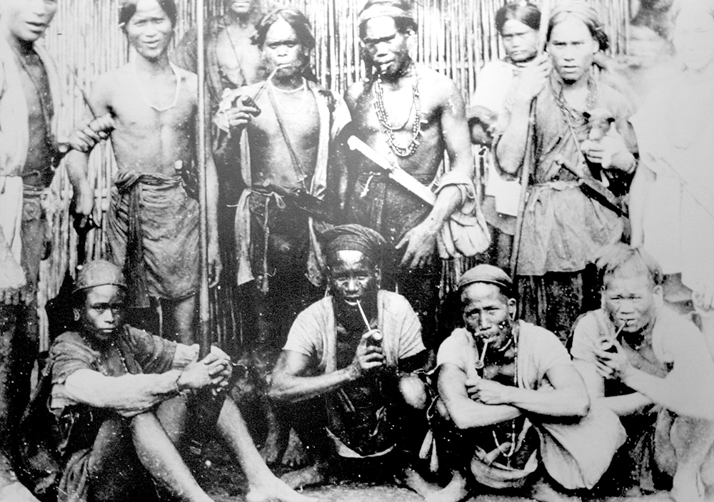 原住民族男子多專事狩獵的生產工作，勇敢與犧牲是傳統德性，戰鬥和狩獵同時也是為求最高榮譽與地位。（圖片來源／翻拍自屏東縣原住民族文化園區館藏照片）