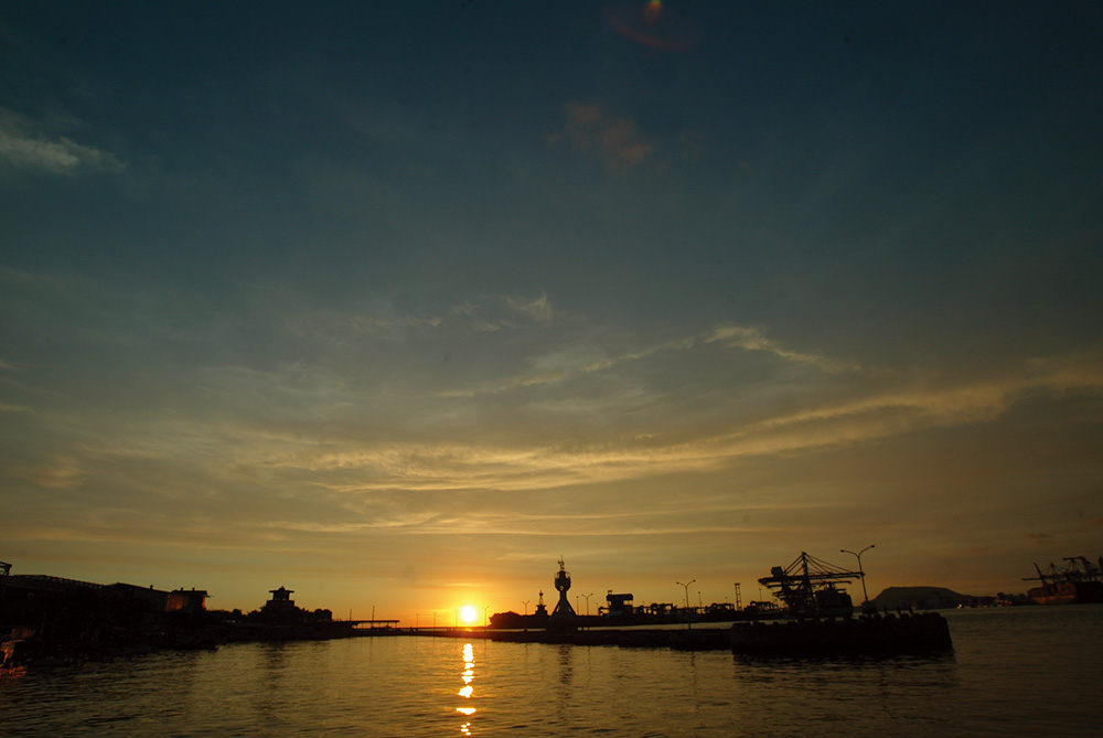 第二港口夕陽西下的美景，是高雄珍貴的自然景觀。