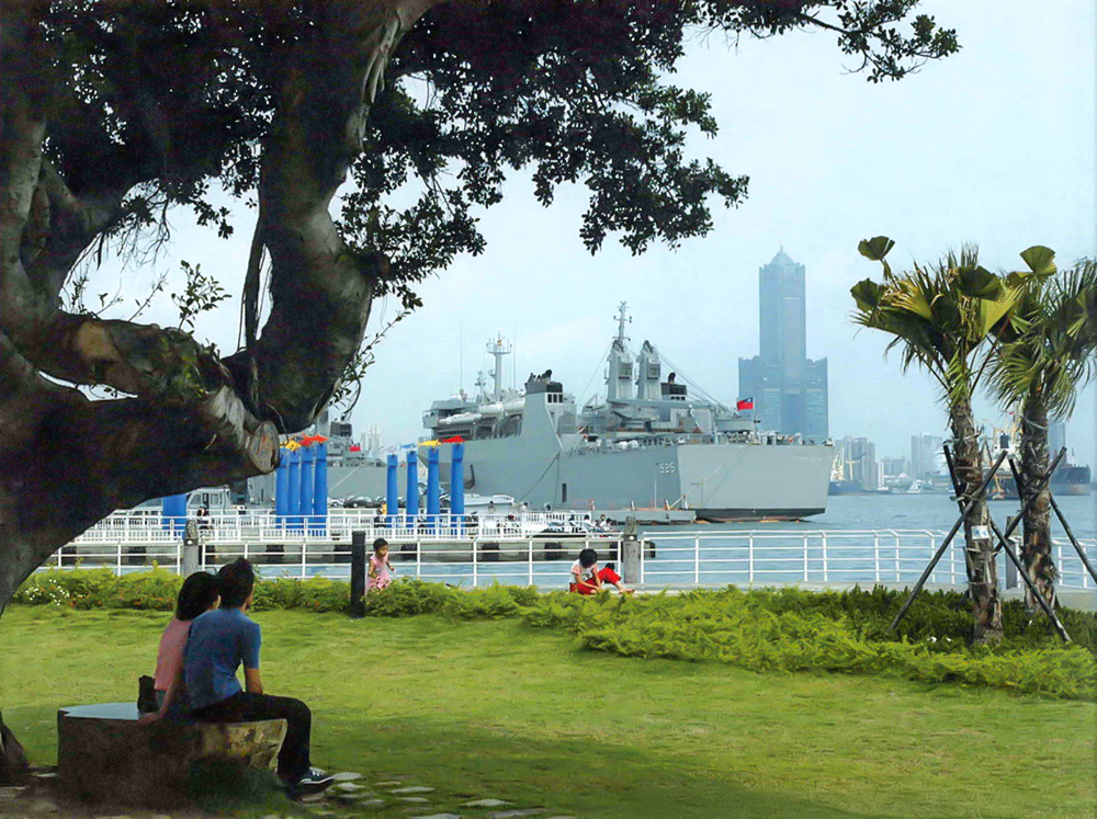 坐在樹蔭下吹著海風、看著大船是夏日的一大享受。