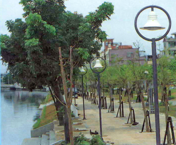 水岸行船所
