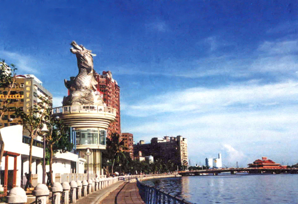 當愛河從疏浚工程中轉變為文化流域，已為高雄市帶來耳目一新的水岸文化。（攝影／鮑忠暉）