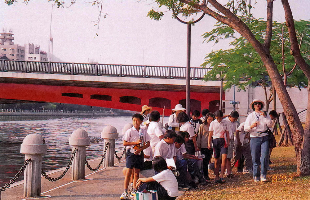 文化愛河協會帶領學生踏旅愛河，認識她的萬種風情豐富文化。(文化愛河協會提供)