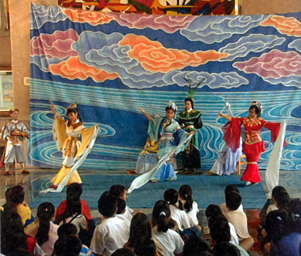 觀賞各種文化表演，讓學生學會尊重不同文化。(建國國小提供)