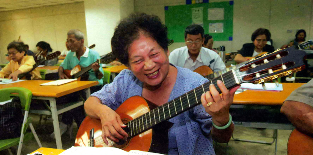 年長的阿嬤拿起吉他，彈奏出的樂曲，熱力一點也不輸給年輕人唷！