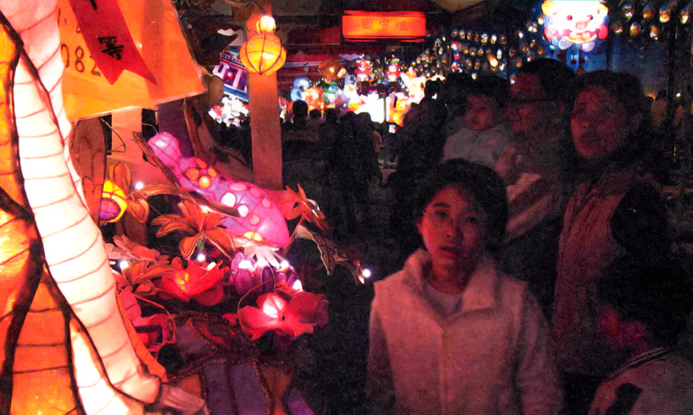 2003高雄燈會沒有滿地的垃圾，顯現了高雄市民高度的環保意識。（攝影/鮑忠暉）
