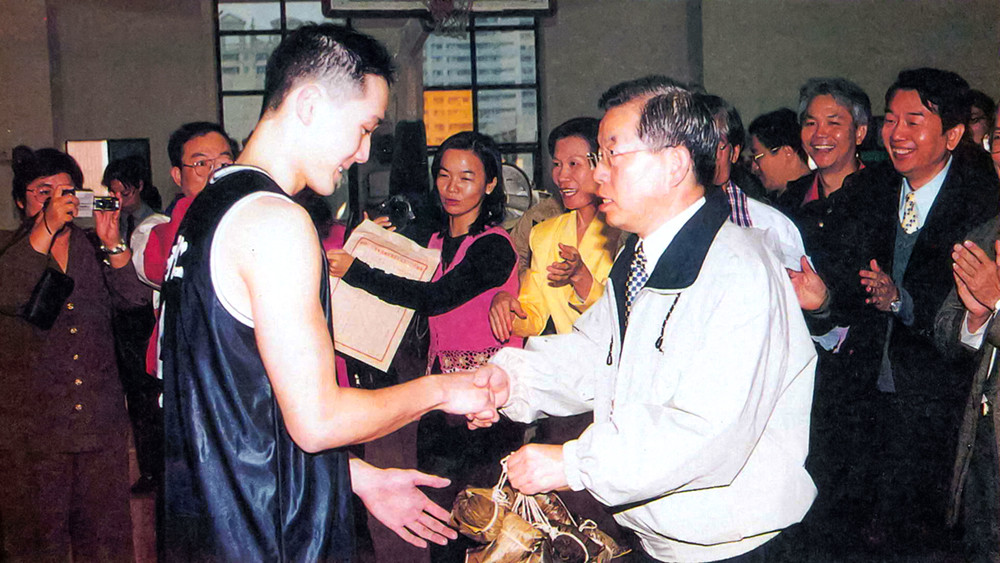 市長謝長廷送粽子給選手，祝他們屢投屢中。(攝影/鄭家聲)