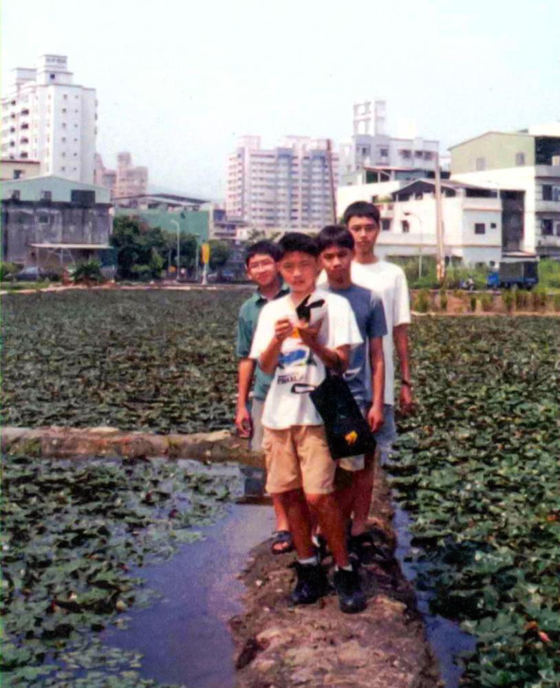 踩在菱角田埂上，這趟學習之旅收穫豐碩。（明誠中學提供）