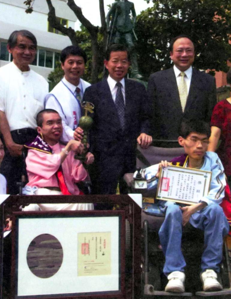 藍約翰（前排左一）雖身體重殘，但仍然以爵士鼓敲出動人的生命樂章。(攝影/謝明祚)