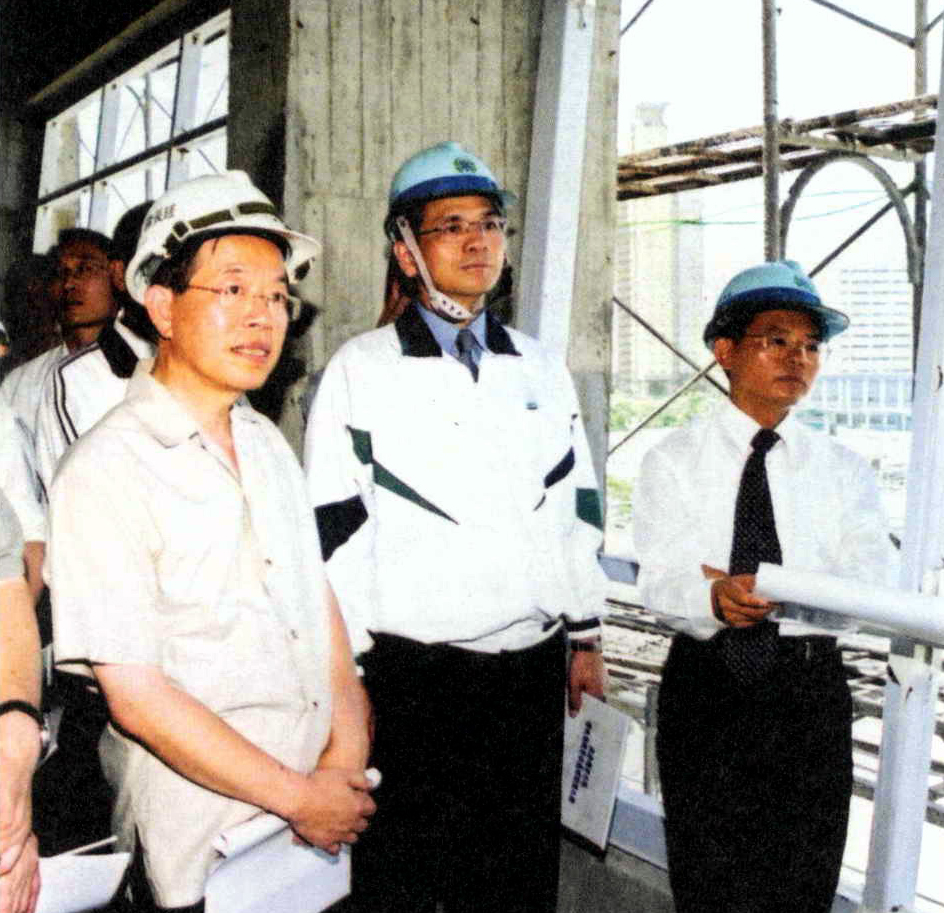 高雄市長謝長廷與高雄縣長楊秋興陪同行政院院長游錫堃視察澄清湖底泥清除工程。攝影／鮑忠暉