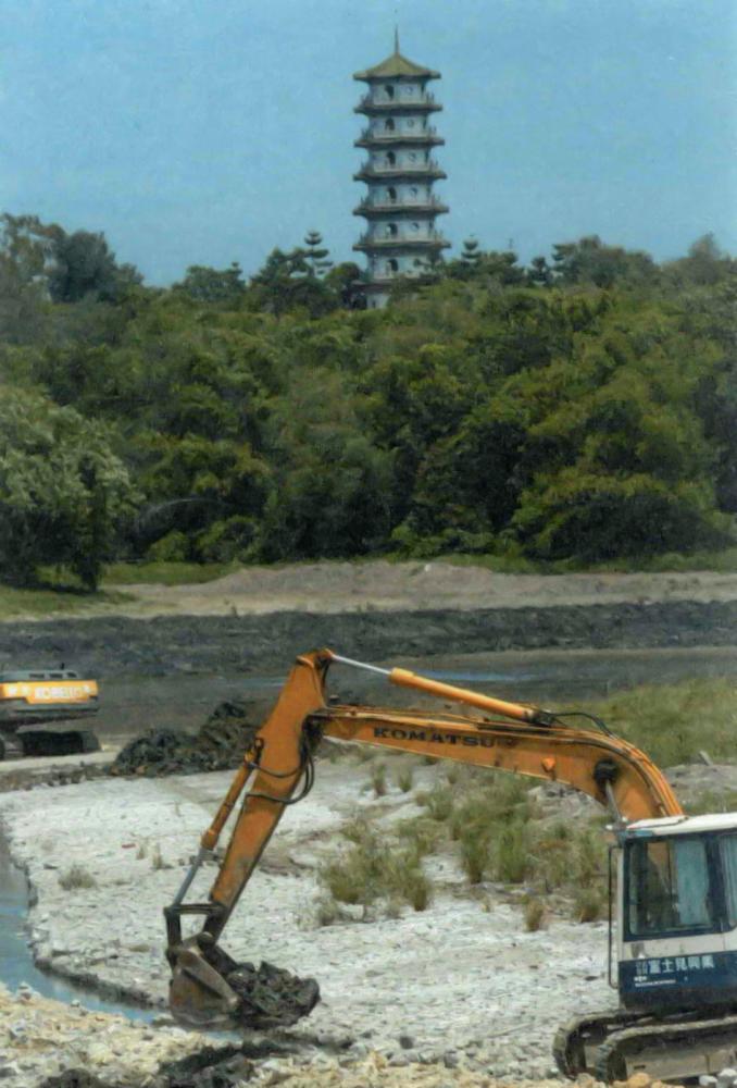 澄清湖底泥是造高雄市飲用水「怪味」的元兇之一，清除底泥可以提升高雄地區的飲用水品質。資料提供／台灣省自來水公司