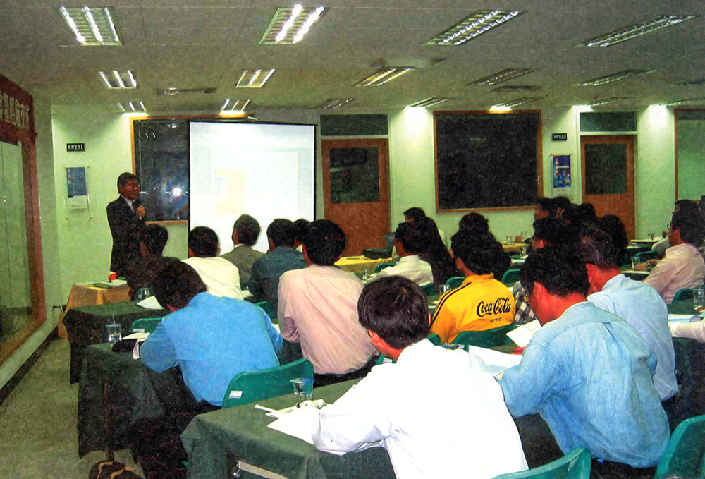國立高雄大學育成中心與高雄生物科技科技開發公司進行策略聯盟，積極推動設立高雄生醫科技中心。（照片提供／高雄大學育成中心）