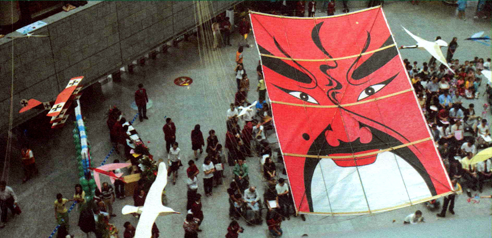 科工館即日起至明年三月十四日配合「2003飛行季」， 舉辦風箏特展，呈現了展覽活動之於城市活力的重要性。（攝影／蔡宗昇）