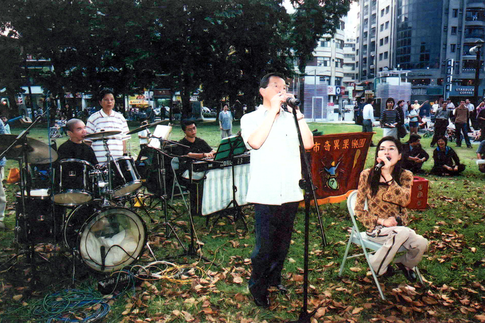 謝長廷市長在奇異果樂團伴奏下吹奏陶笛。（攝影／蔡宗昇）