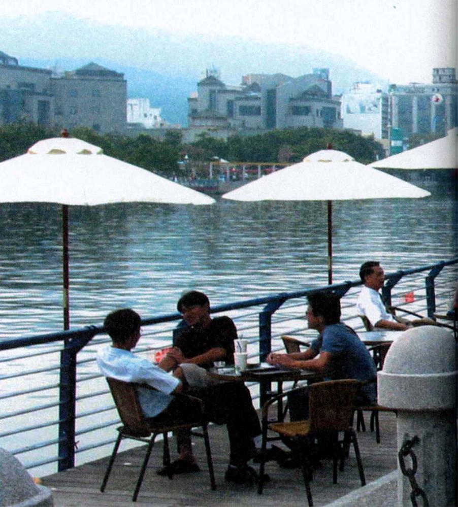 在高雄愛河·你可以體驗到巴黎塞納河畔咖啡座的異國情調·這是專屬於高雄的城市新品味。(鮑忠暉攝)