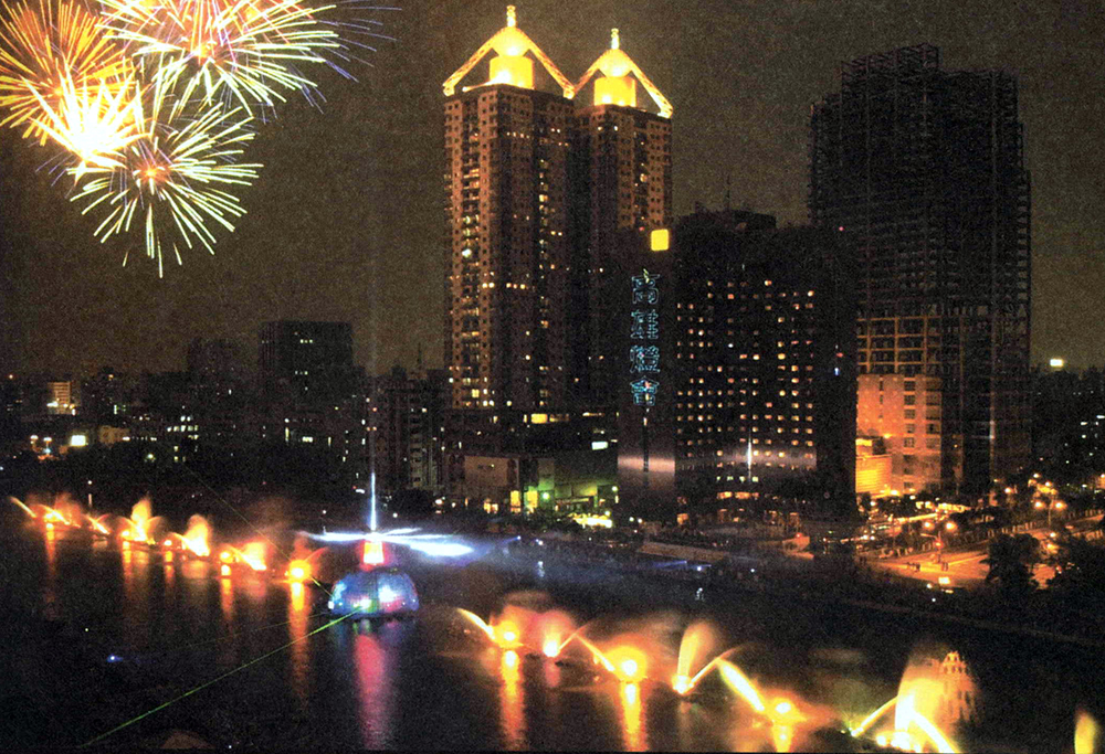 高雄的燈會，高雄人的光采 2004高雄燈會主燈「高雄之光」