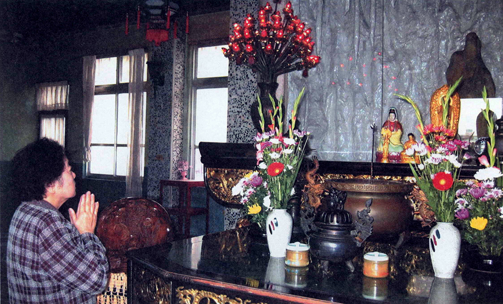 石觀音供奉在龍泉寺後,常有信徒前往膜拜。