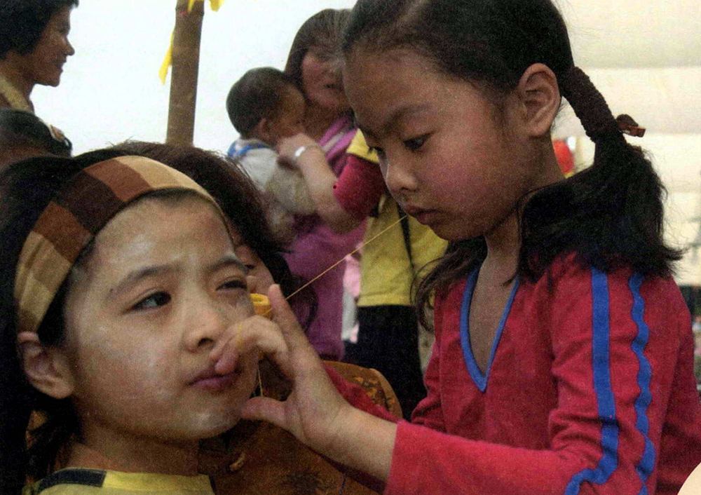 年僅七歲的曹琪小妹妹,在文化局「挽面、牽手、一世情」的活動中,以純熟手藝博得滿堂采。(朱正杰 攝)