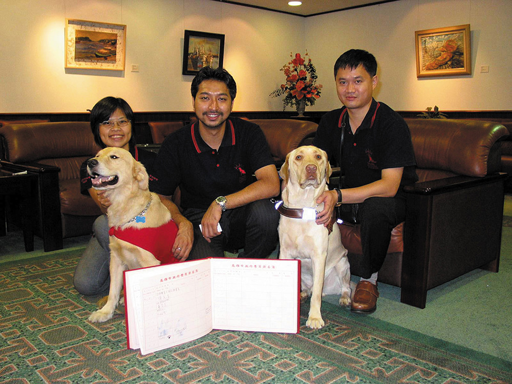 導盲犬為視障朋友的行動依靠,市府鼓勵各店家、企業、餐廳、賣場積極參與「導盲犬友善商店」行列。