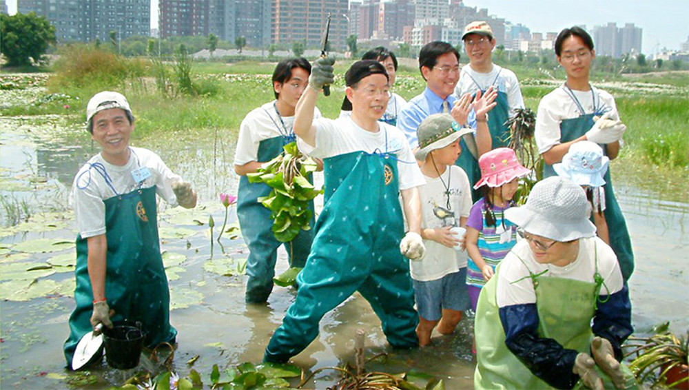 謝市長親植蓮花於洲仔濕地,禁不住讚嘆這是座「鳥」為主人的公園。