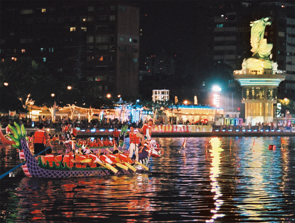 2004年高雄首度舉辦夜間「星光龍舟賽」,愛河的七彩炫麗,在端午時節大放光芒。