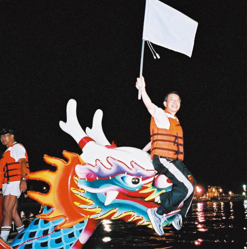 謝市長樂與民眾同享奪標的喜悅。
