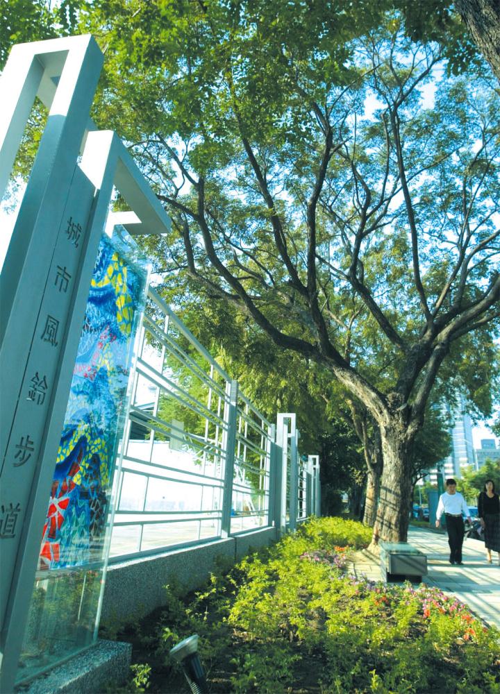 五福路與市民藝術大道的「風鈴步道」,迎風鈴聲清脆,融合公共藝術,詩情又畫意。