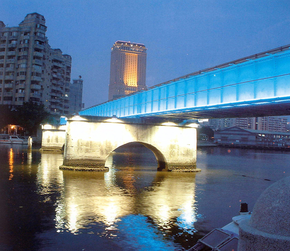 (苓雅寮橋夜景)愛河七座橋開啟城市景觀改造新希望,讓高雄愈夜愈美麗。