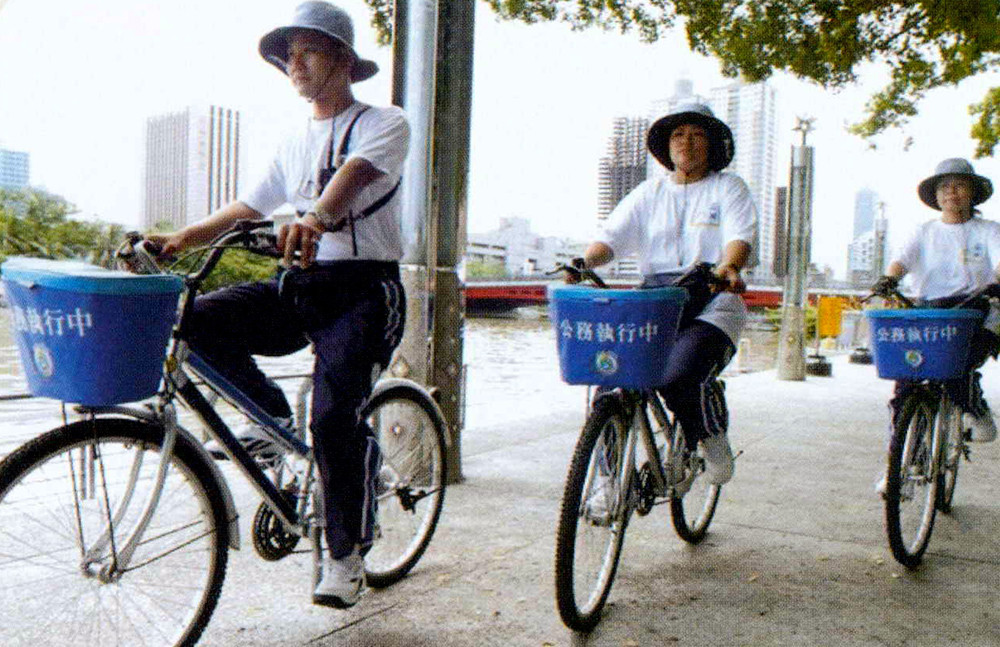 愛河巡守隊,騎乘單車沿著愛河巡視與觀察,讓美麗的河渠保有整潔面貌。