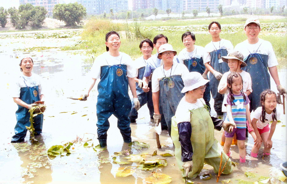 深受「洲仔濕地的水雉復育計畫」的感動,謝市長、工務局長林欽榮與志工群,為濕地親植蓮花。