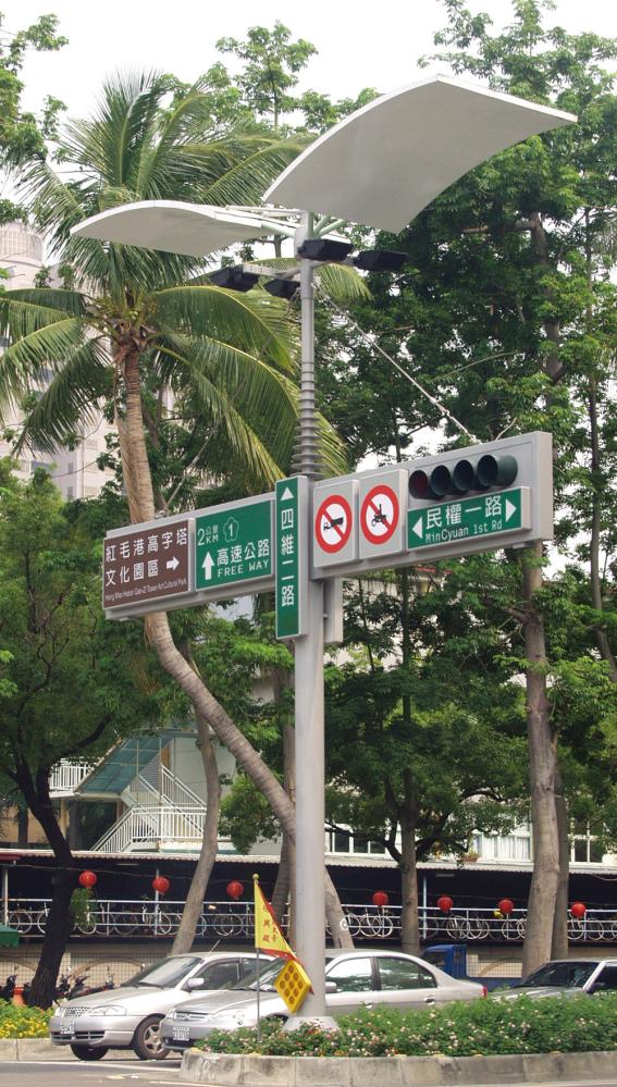 共桿路燈海鷗形白色弧形板,即為太陽能吸收板。