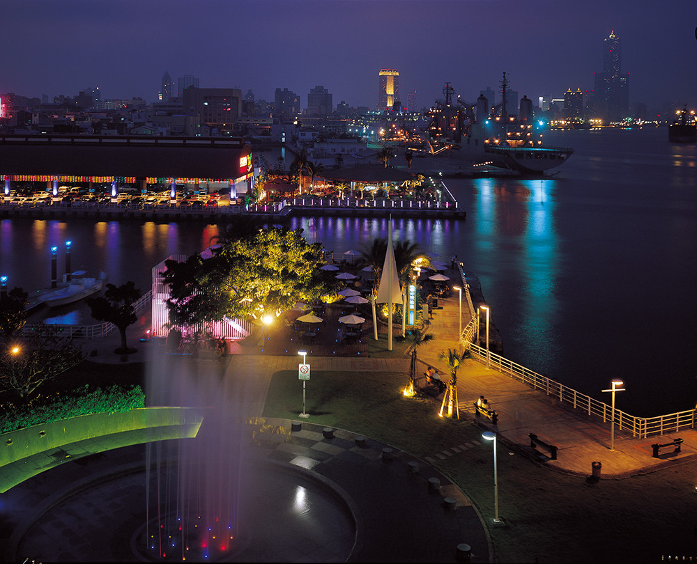 哈瑪星的夜景,從高處向下看,猶如黑緞上的寶石一般迷人。