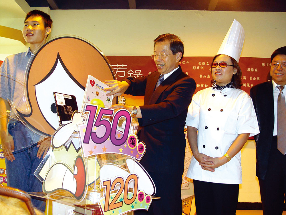 高雄市長謝長廷率先捐書，為高雄市立圖書館館藏目標150萬冊書籍衝刺。