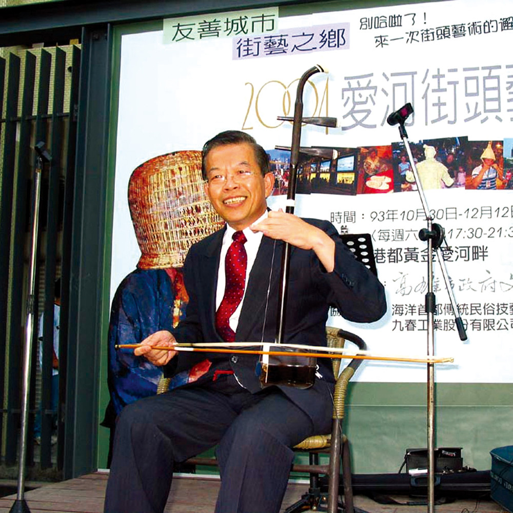 高雄市長謝長廷為愛河街頭演藝拉出美麗的樂章。