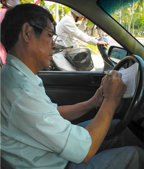 運將許平和開計程車外,還勤作筆記,高雄路怎麼走,問他就對了! 運將許平和開計程車外,還勤作筆記,高雄路怎麼走,問他就對了!