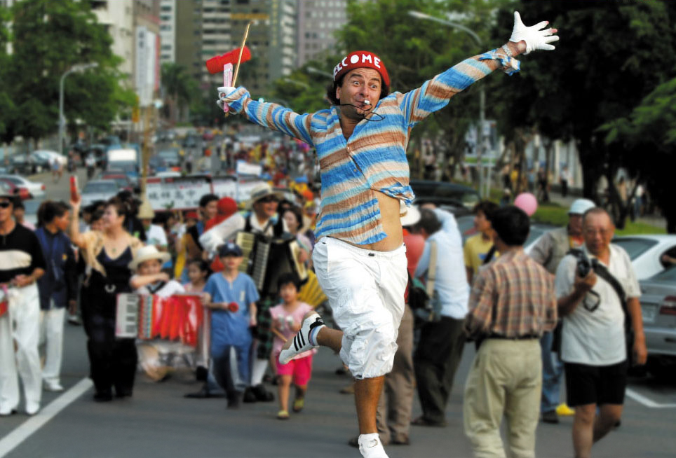 街頭藝術表演,為高雄人生活帶來許多歡樂與活力。 街頭藝術表演,為高雄人生活帶來許多歡樂與活力。