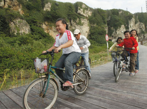 騎車遊遍旗津島,讓歡樂灑滿山海美景。 騎車遊遍旗津島,讓歡樂灑滿山海美景。