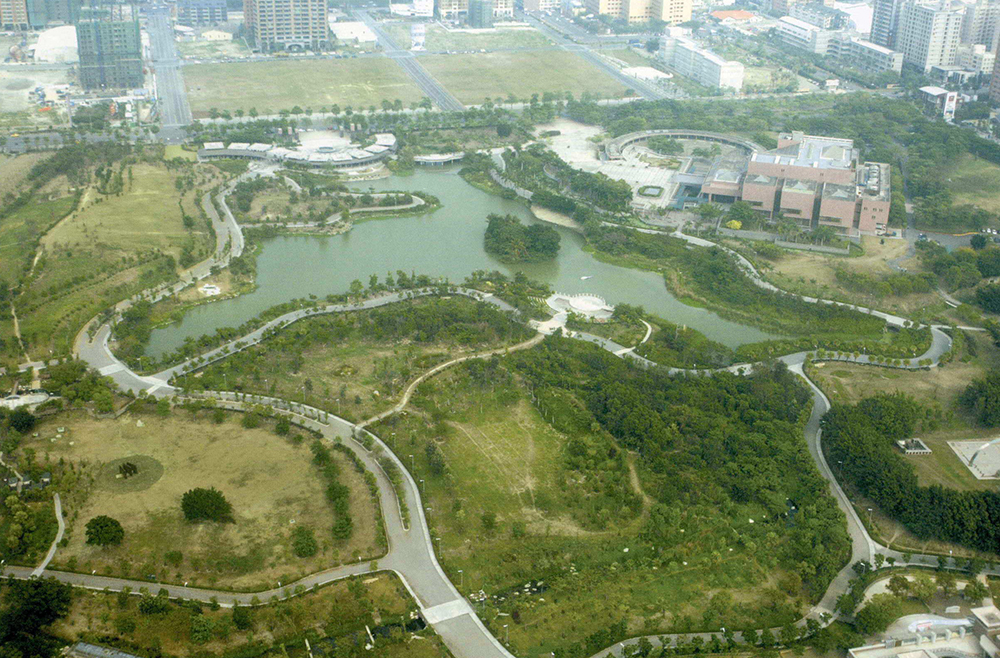 內惟埤文化園區就位於高雄市中央,扮演都市綠肺的角色 內惟埤文化園區就位於高雄市中央,扮演都市綠肺的角色