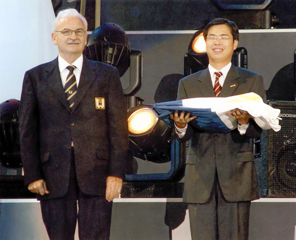2005世界運動會閉幕典禮陳市長由IWGA會長Ron Froehlich手中接下2009世運會的主辦會旗,正式宣告第8屆世運會由高雄市承辦。 2005世界運動會閉幕典禮陳市長由IWGA會長Ron Froehlich手中接下2009世運會的主辦會旗,正式宣告第8屆世運會由高雄市承辦。