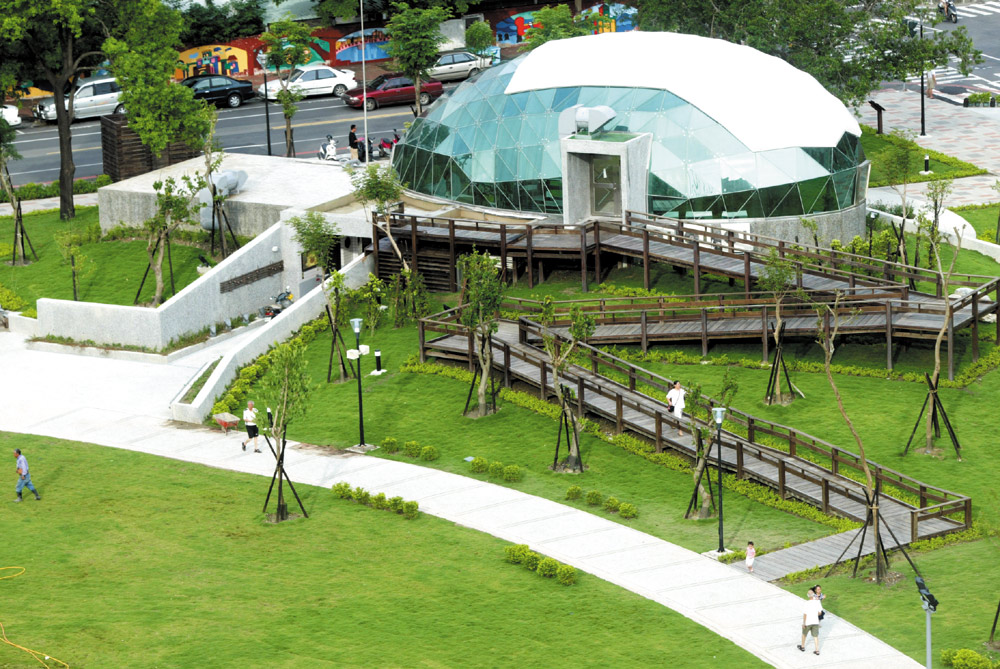 市府廣闢公園綠地，為民眾提供休閒運動環境。