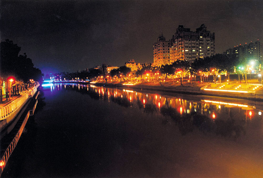 整治美化後的前鎮河,夜景明媚浪漫,是居民最愛的夜間休閒景點。 整治美化後的前鎮河,夜景明媚浪漫,是居民最愛的夜間休閒景點。