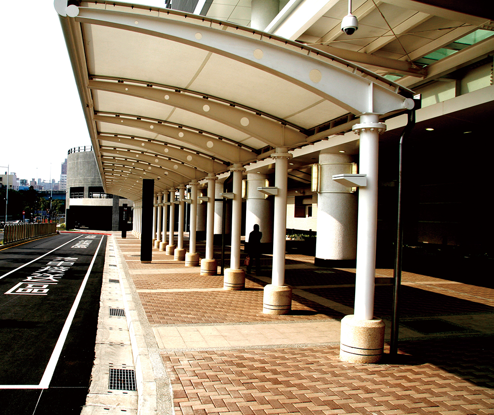 高鐵時速建300公里,從台北(板橋)至高雄(左營)僅需90分鐘車程·縮短了南北差距的交通問題。