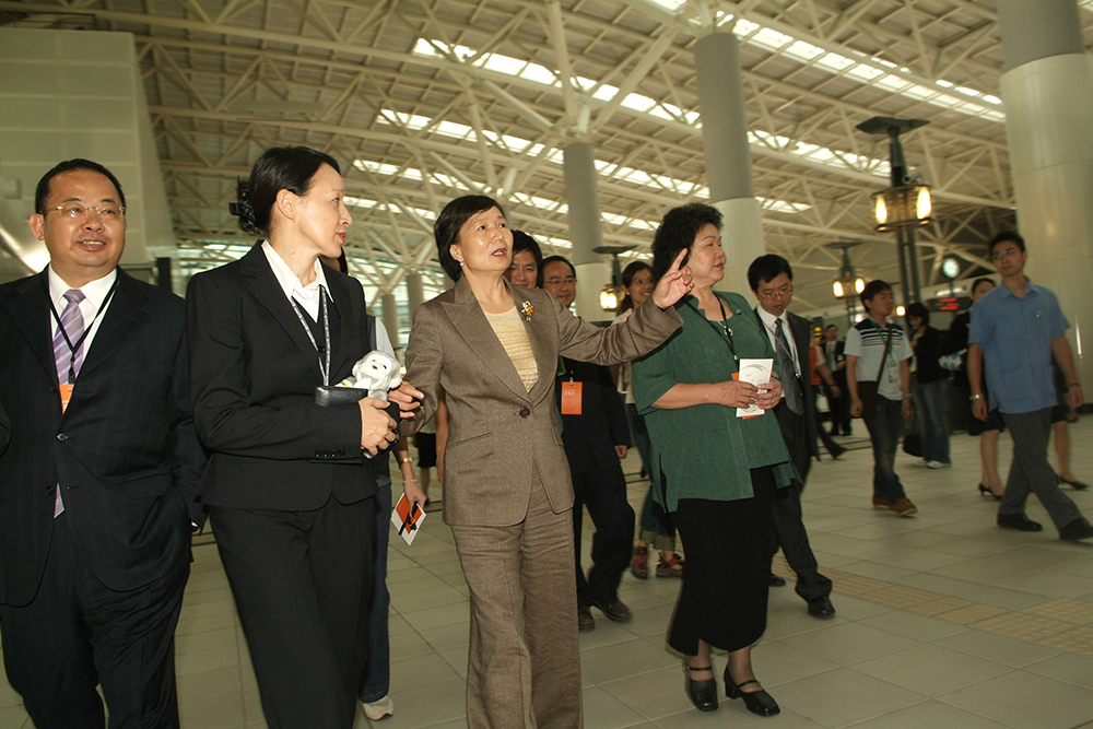 高雄市長陳菊與前代理市長葉菊蘭,在高鐵董事長殷琪帶領下瞭解高鐵左營站之設備與前景。
