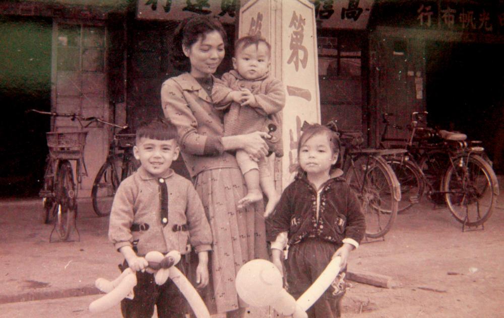 1961年柯旗化再度入獄時,柯蔡阿李與三名子女的合影,當時小兒子志哲才十個月大。 1961年柯旗化再度入獄時,柯蔡阿李與三名子女的合影,當時小兒子志哲才十個月大。